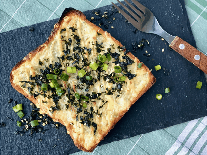 ザクザクわかめとしらすのチーズトースト(韓国風ごま油風味)