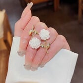 【ホワイト】アシンメトリー フラワーピアス