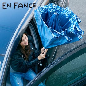 【ブルー×フラワー】逆さに開く2重傘 | 花のつぼみのように逆さに開くので、車の乗り降りの際に活躍。シートも濡らしません。