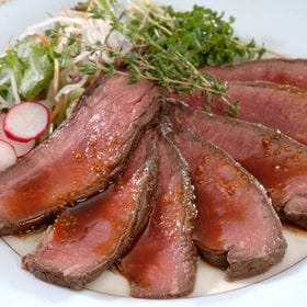 【計400g】北海道産ローストビーフ(ソース付) | 北海道産の牛モモ肉を使用したローストビーフです。