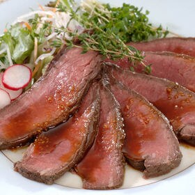 【計500g】北海道産ローストビーフ(ソース付) | 北海道産の牛モモ肉を使用したローストビーフです。