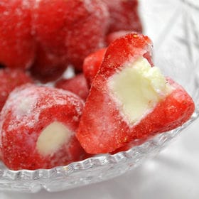 まるごと苺アイス 10粒　※いちご、イチゴ、冷凍、苺 | 苺もまるごと凍らせて練乳アイスを入れました！甘酸っぱい苺と練乳アイスのコラボ！