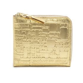 [COMMEdesGARCONS]財布 EMBOSSED LOGOTYPE WALLET ゴールド | キャッシュレスで荷物をコンパクトにまとめたい人にオススメアイテム！