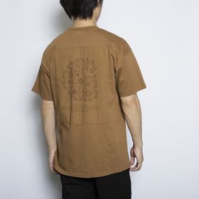 Mサイズ[CarharttWIP]Tシャツ VERSE PATCH T-SHIRT ブラウン | 背中のブランドマークでバックスタイルもキマる一枚♪