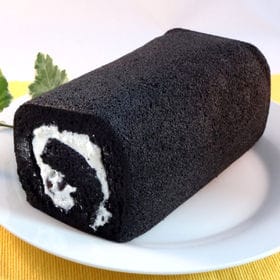 【計1本】黒いロールケーキ | 大納言入りの生クリームを真っ黒な生地で包みました。 見た目と食感の楽しいロールケーキです。