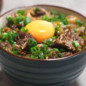 【計900g/300g×3パック】米沢牛 厳選切り出し肉