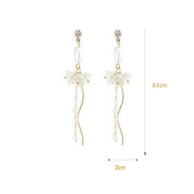 【ホワイト】小さめフラワー 揺れるロングピアス