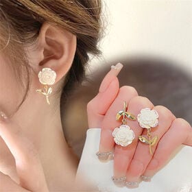 【ホワイト】アシンメトリー フラワーピアス