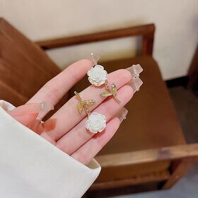 【ホワイト】アシンメトリー フラワーピアス
