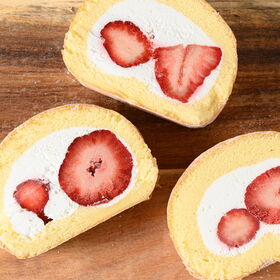 ＜新杵堂＞ 福岡県産 あまおう ゴロっと5粒 ロールケーキ