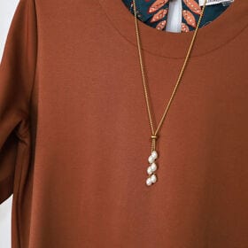 【レディース 65cm】ティアドロップパールロングネックレス（スライドアジャスター）