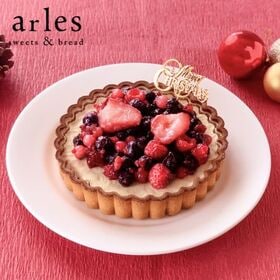 【予約受付】12/20~順次出荷　べイクド・アルル　クリスマス5種のベリー贅沢レアチーズタルト5号 | トッピングには甘酸っぱい5種類のベリーがたっぷり