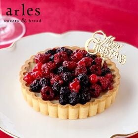 【予約受付】12/20~順次出荷べイクド・アルル　4種ベリーの北海道レアチーズタルト4号　クリスマス | 北海道産の生クリームを贅沢に使用したレアチーズケーキに、甘酸っぱいベリーがたっぷり！