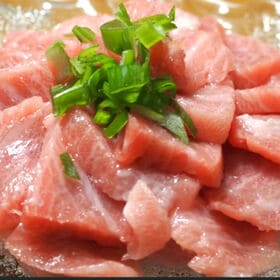 【約1kg】まぐろ 中トロ柵（豊洲加工）大きさ形不揃い皮付き柵