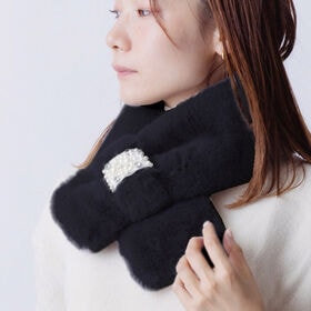 【ブラック】差し込むだけで華やか ふわふわティペット