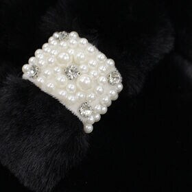 【ブラック】差し込むだけで華やか ふわふわティペット