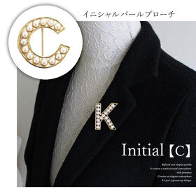 【ゴールド】イニシャルブローチ パール アルファベット 【C】 | 並んだパールがエレガントなデザインのパールブローチ。ハレノヒはもちろん、普段使いも〇