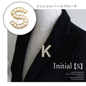 【ゴールド】イニシャルブローチ パール アルファベット 【S】 | 並んだパールがエレガントなデザインのパールブローチ。ハレノヒはもちろん、普段使いも〇