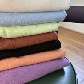 【パープル】薄手Vネックニット