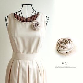 【ベージュ】サテンローズコサージュ パール チュール | バラの花びらのように繊細に織り込まれた サテン生地が美しいデザインのコサージュ