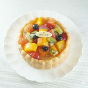 【5号】銀座千疋屋 銀座フルーツシャルロット (冷凍) | 濃厚なバニラムースとフルーツの甘酸っぱさが美味しいです。銀座千疋屋ならではのケーキ！