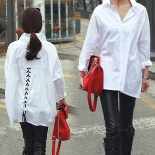 【ホワイト】バッグドローデザインシャツ