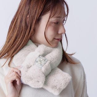 【オフホワイト】差し込むだけで華やか ふわふわティペット