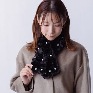 【ブラック】パールが並んだ ボアマフラー 差し込みティペット