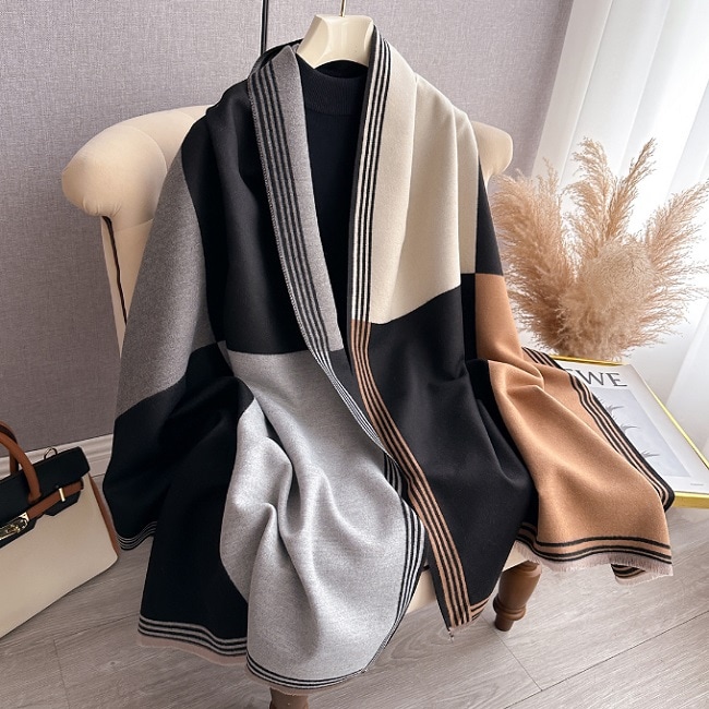 【ブラック×ベージュ】春、秋まで使えるリバーシブル大判ストール